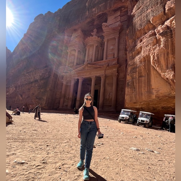 Meet your Posher, Sarah - Picture 1 of 4